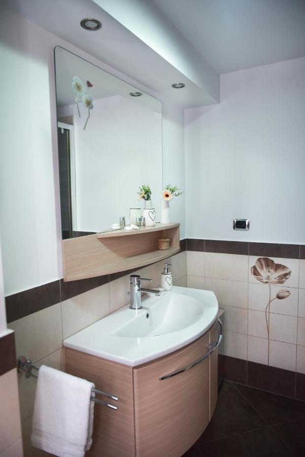 Modern Apartament Фэгэраш Экстерьер фото