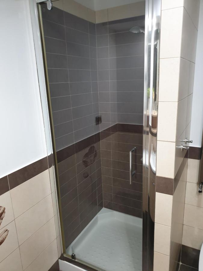 Modern Apartament Фэгэраш Экстерьер фото